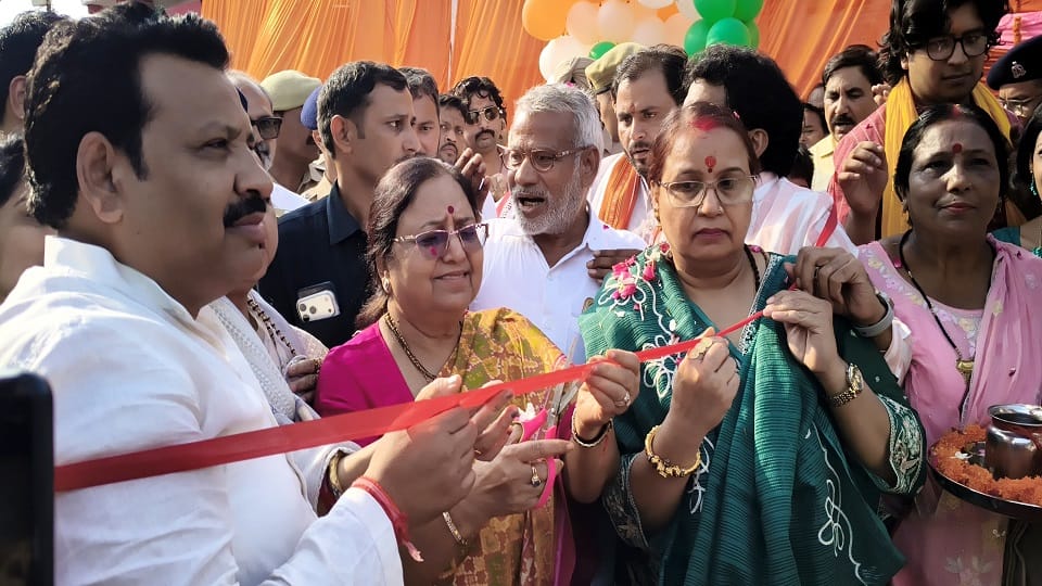 मेला श्री दाऊजी महाराज का फीता काटकर शुभारम्भ करतीं जिले की प्रभारी मंत्री बेवी रानी मॉर्य व अन्य