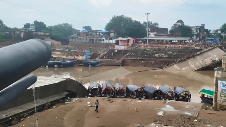 Bridge washed away by floods yet Google Maps still shows route severe flooding in Mandakini River Chitrakoot