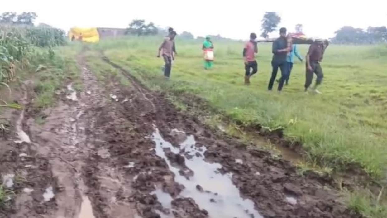 Chhindwara: Ambulance Stuck on Muddy Road to Reach Pregnant Woman, Villagers Carry Her on Cot