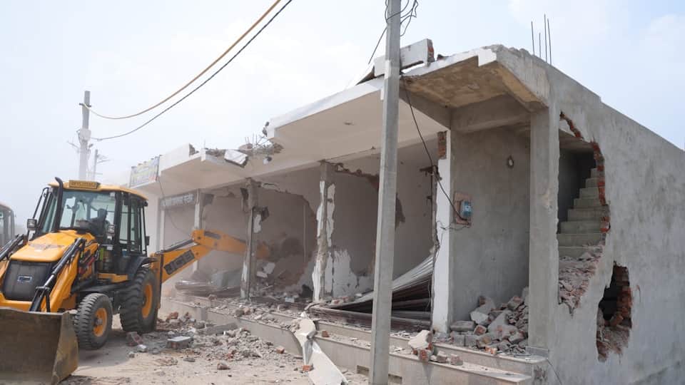 Meerut central market demolition news Update People wept bitterly upon seeing the bulldozer in action