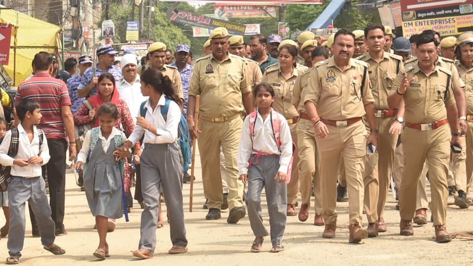 Meerut central market demolition news Update People wept bitterly upon seeing the bulldozer in action