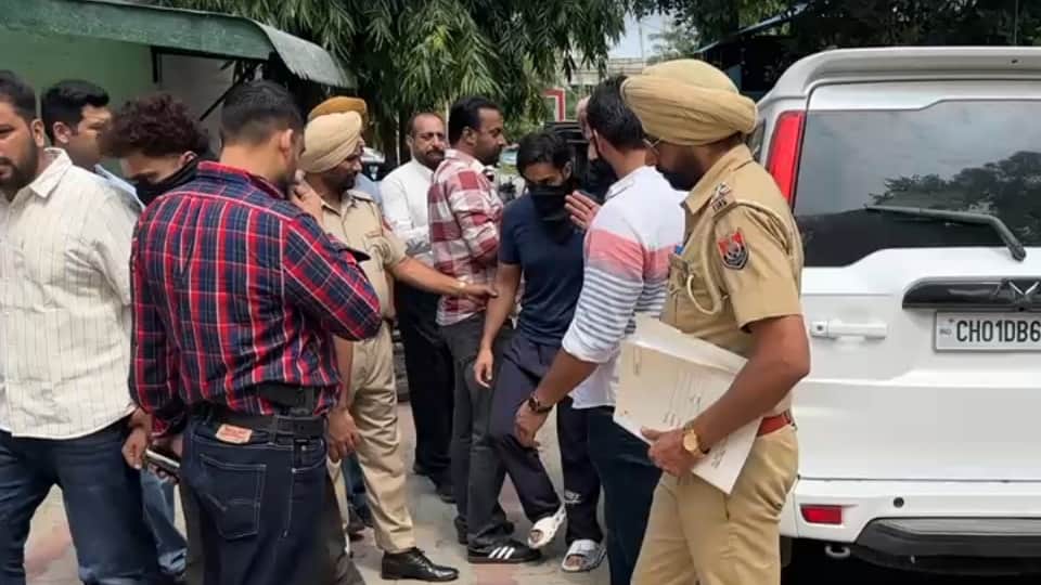 पुलिस गिरफ्त में आरोपी