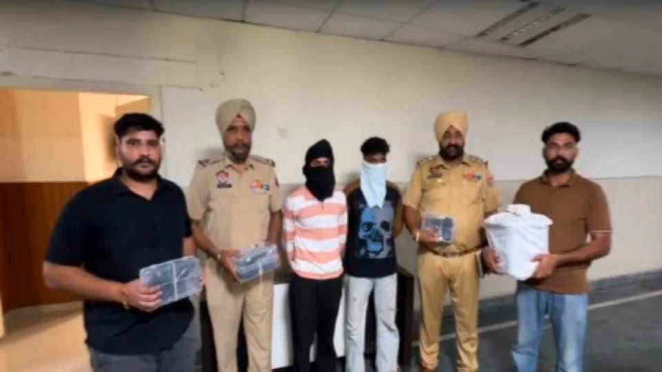 Two smugglers arrested with heroin worth ₹40 crore