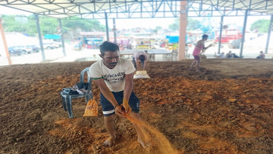 औषधीय अखाड़ा तैयार करते कर्मी