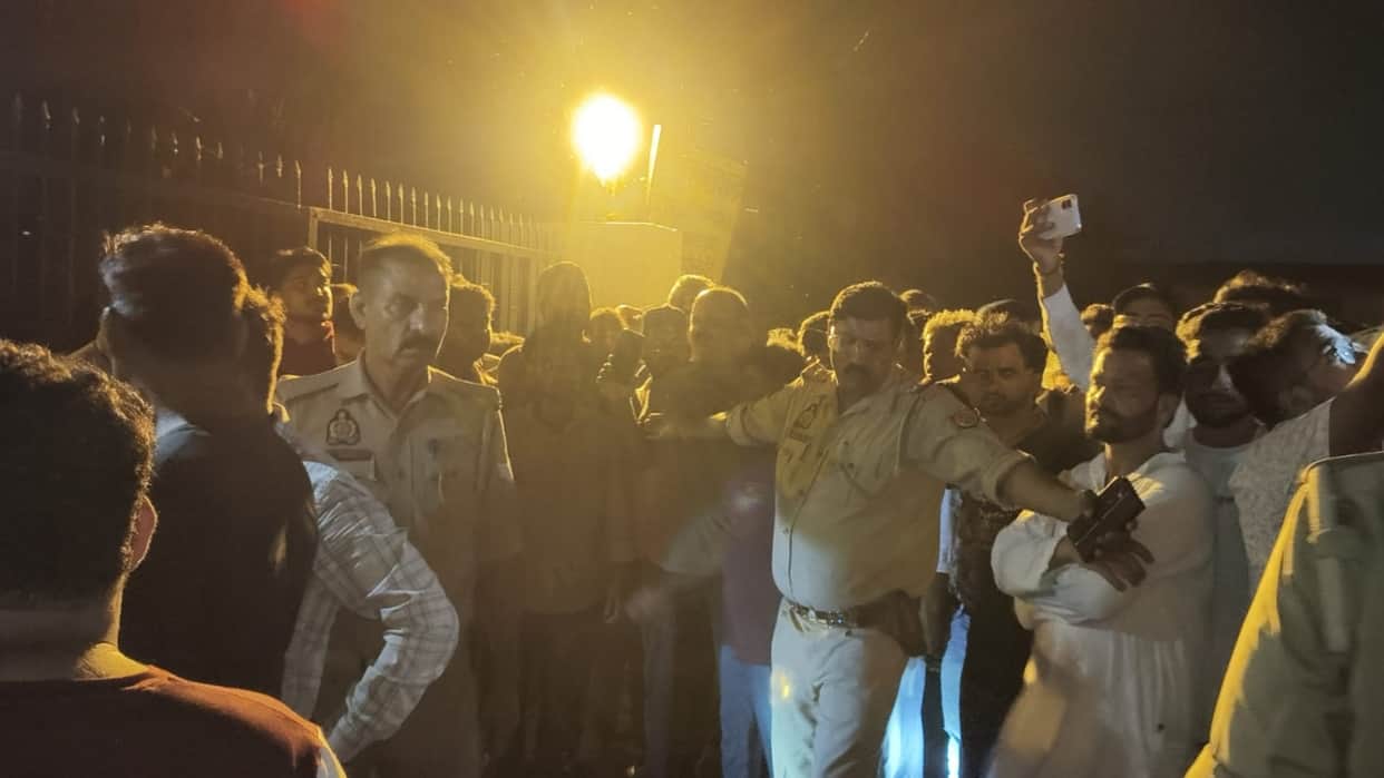 Outrage over power cuts hundreds of consumers reached the electricity substation in Pilibhit