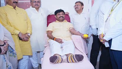 PM Modi birthday celebrated by cutting a 76-kg cake; Minister Nandi donated blood.