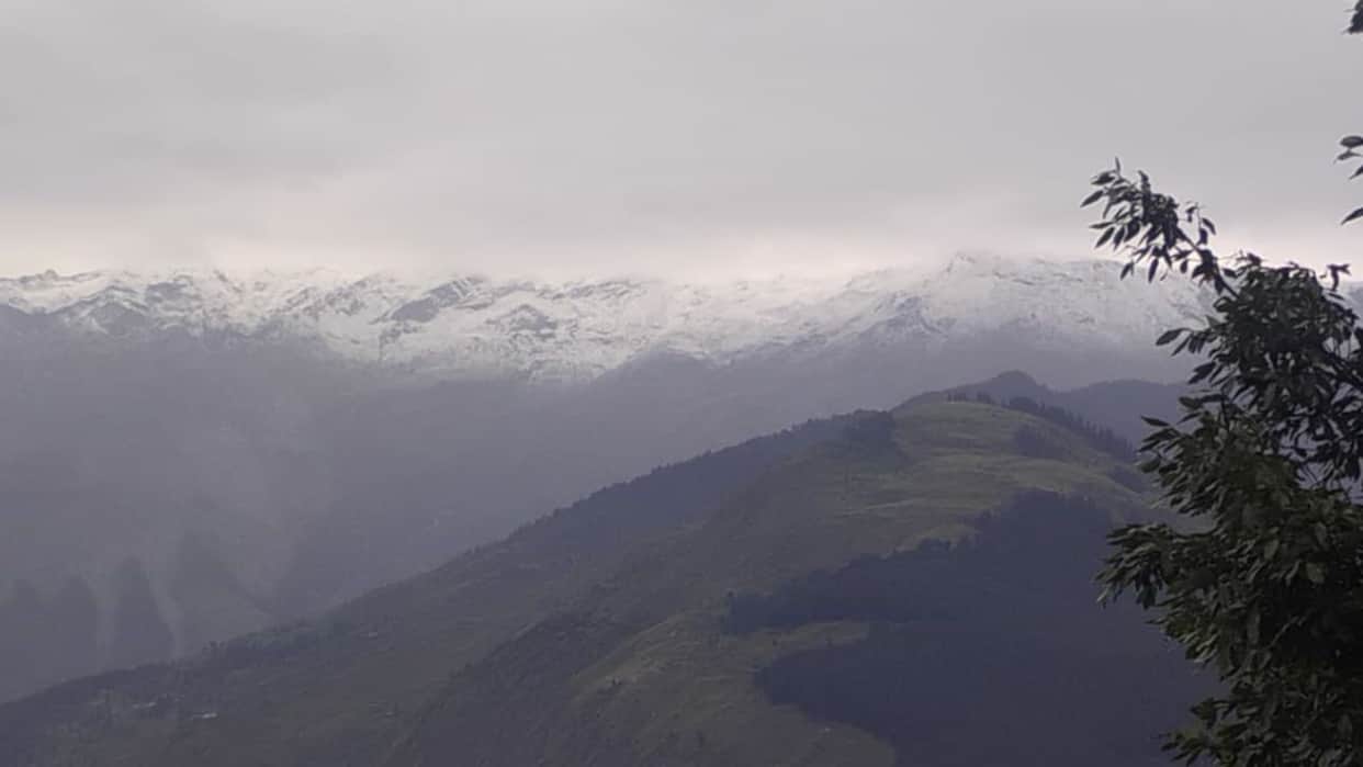 sach pass first snowfall 30 to 48 cm snow bairagarh killar road blocked pangi cut off
