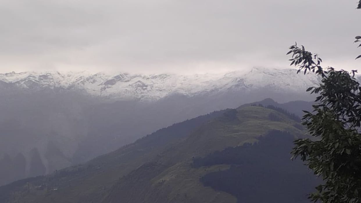 sach pass first snowfall 30 to 48 cm snow bairagarh killar road blocked pangi cut off