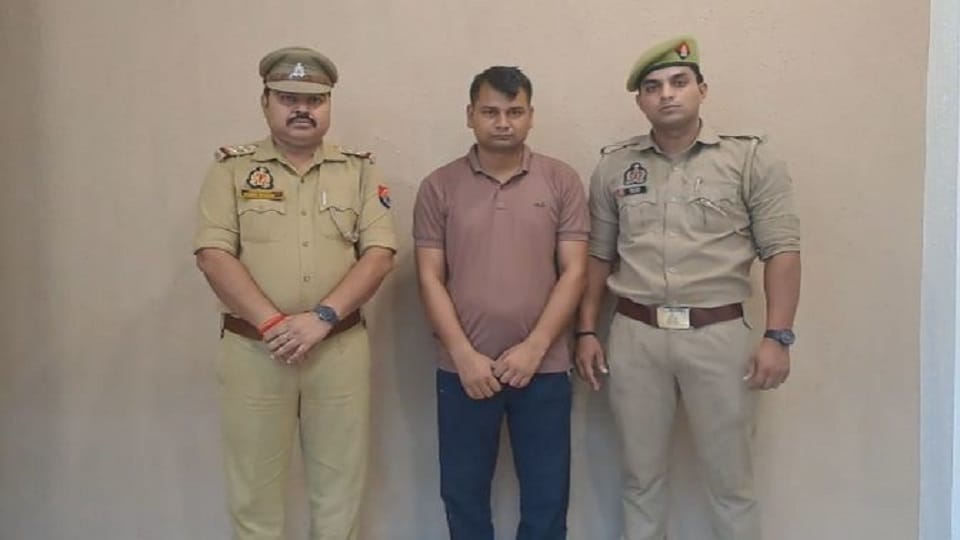 पुलिस गिरफ्त में आरोपी।