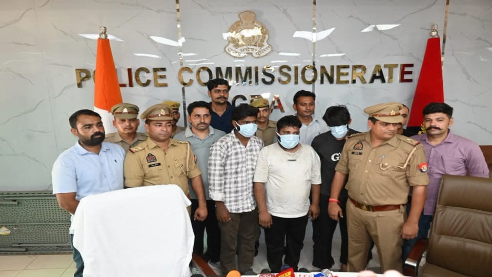 पुलिस गिरफ्त में आरोपी।