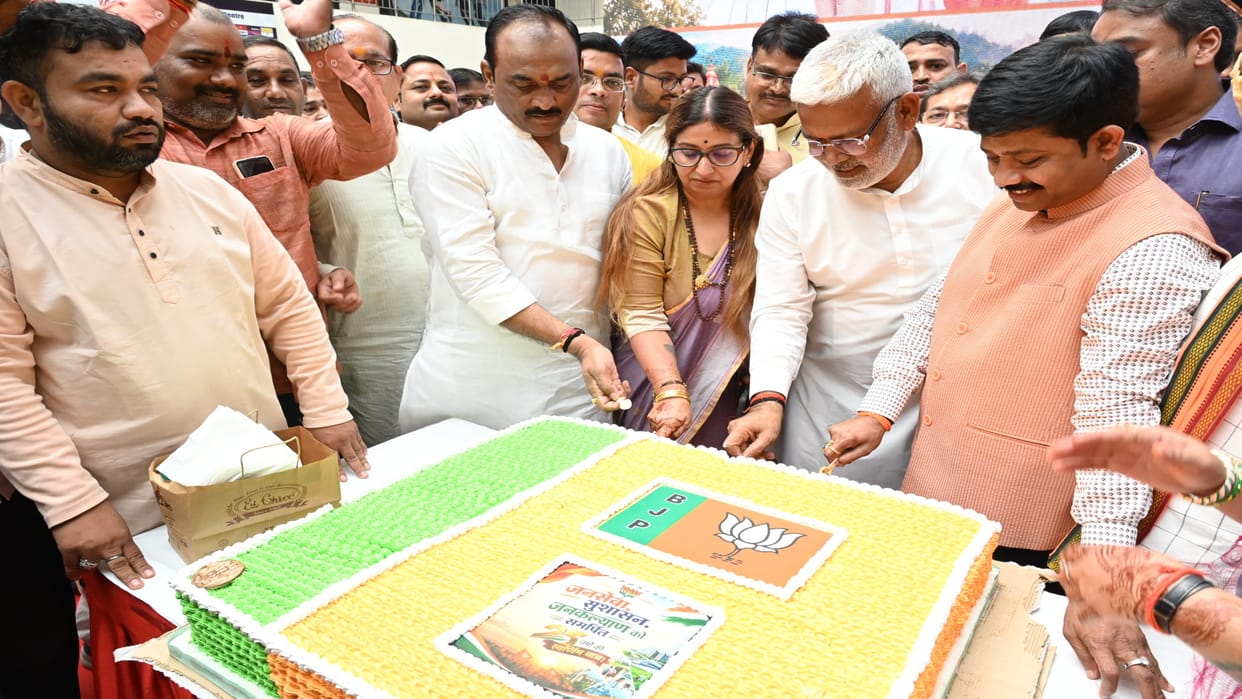 PM Modi birthday celebrated by cutting a 76-kg cake; Minister Nandi donated blood.