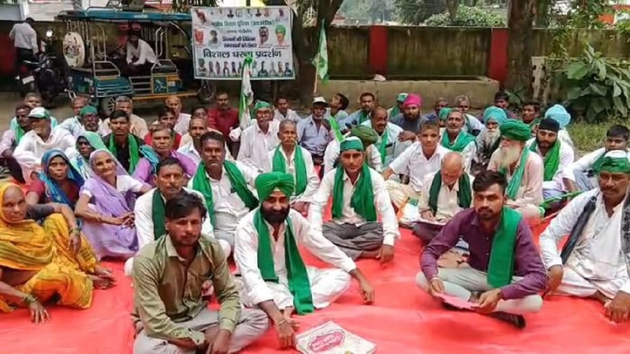 Bharatiya Kisan Union activists staged a protest submitted a memorandum to the DM in Pilibhit