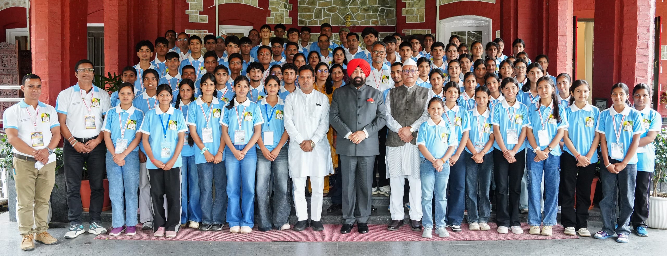 राज्यपाल से मिले बच्चे