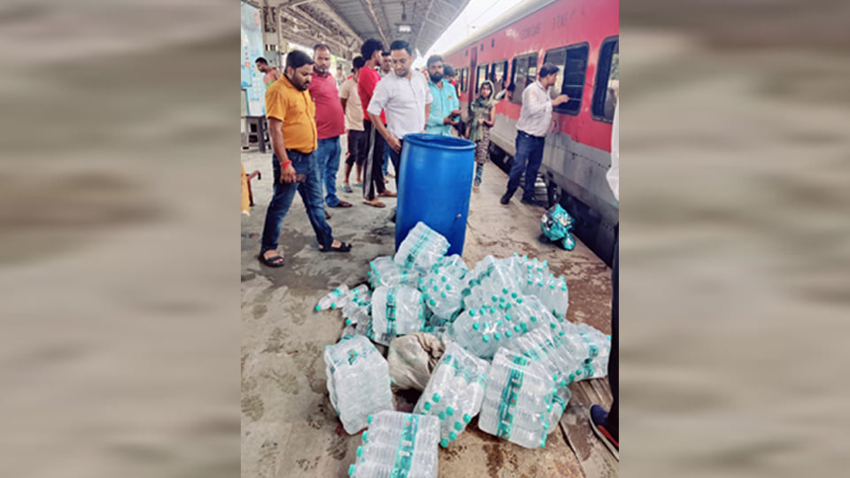 रेलवे स्टेशन पर जांच के दौरान पकड़ी गई पानी की 480 बोतल