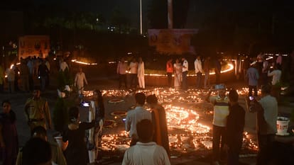 सूरजकुंड पार्क में जलते दीये।