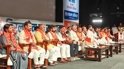 सेवा संकल्प अभियान यात्रा कार्यक्रम में मंच पर मौजूद अतिथि