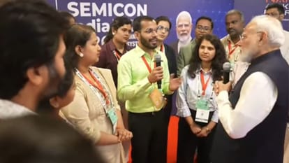 पीएम मोदी युवाओं से कर रहे बातचीत