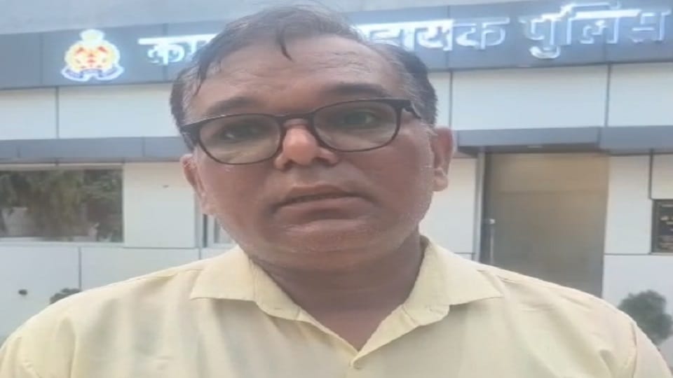 Associate of State Tax Officer arrested red-handed while accepting a bribe bribe was taken in exchange for clo