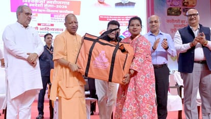 टूलकिट वितरण करते मुख्यमंत्री योगी आदित्यनाथ व साथ मे मंत्री भूपेंद्र चौधरी