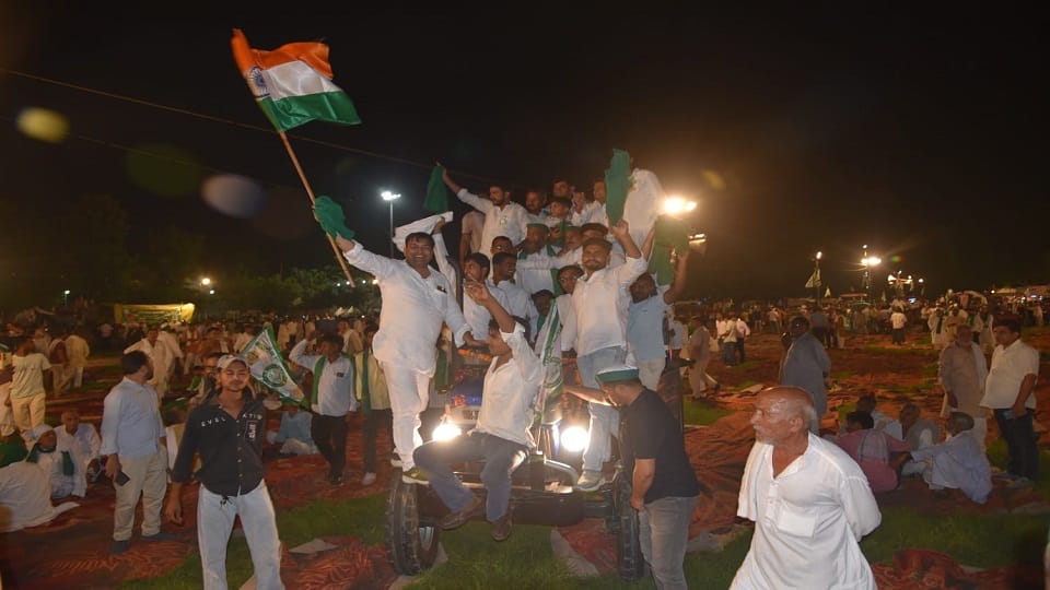 Muzaffarnagar: Farmers roar at BKU's Mahapanchayat, demand sugarcane price of ₹500; 16 demands raised.