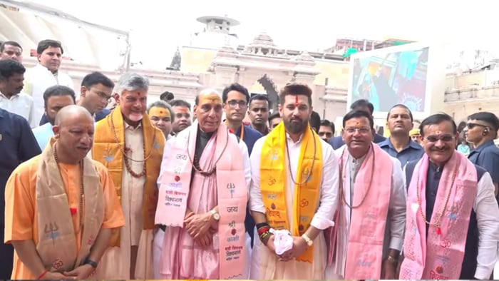 काशी विश्वनाथ धाम में विशेष पूजा: CM योगी और रक्षामंत्री ने बांटा केक, नायडू व चिराग पासवान भी रहे मौजूद