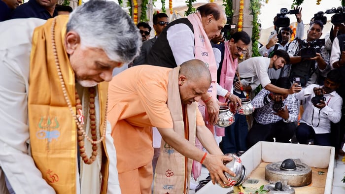 काशी विश्वनाथ धाम में विशेष पूजा: CM योगी और रक्षामंत्री ने बांटा केक, नायडू व चिराग पासवान भी रहे मौजूद