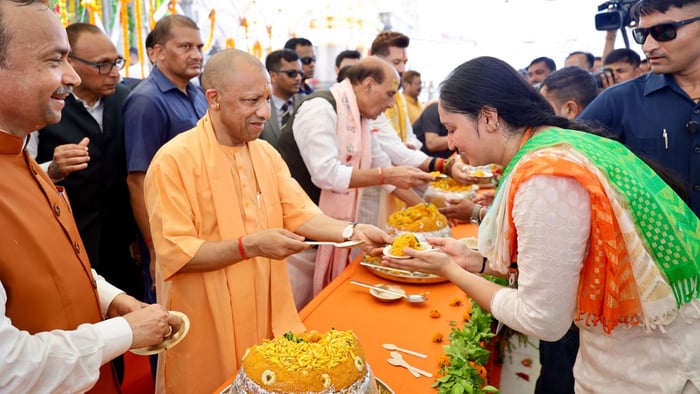काशी विश्वनाथ धाम में विशेष पूजा: CM योगी और रक्षामंत्री ने बांटा केक, नायडू व चिराग पासवान भी रहे मौजूद