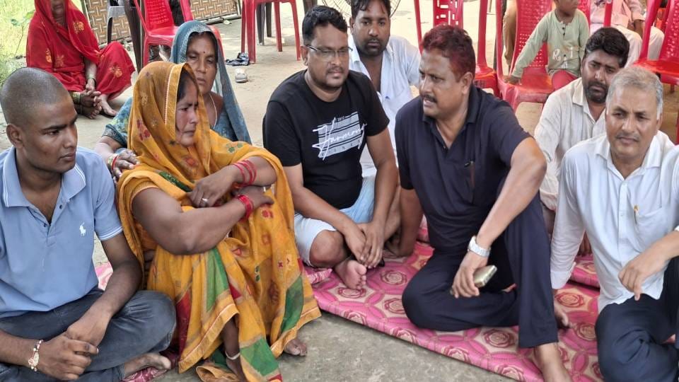 विनोद साहनी की पत्नी, पुत्र व पुत्रियों से मिलकर ढांढस बंधाते मोस्ट कल्याण संस्थान के लोग।