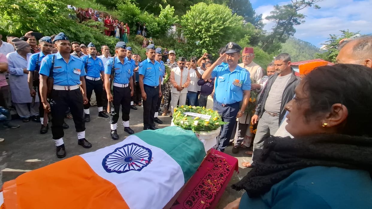 Chamoli: IAF personnel Ashish passes away  bid final farewell with military honors at ancestral ghat