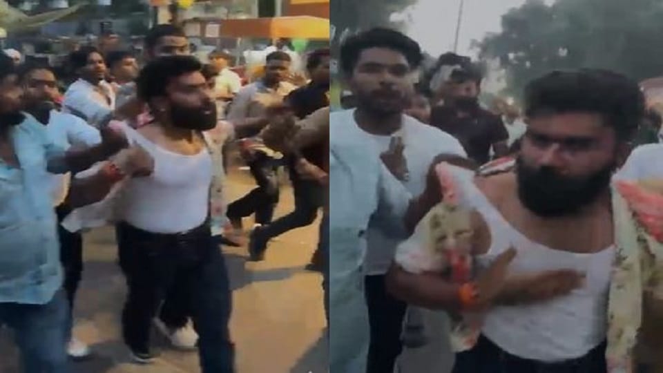 युवक से मारपीट करते लोग