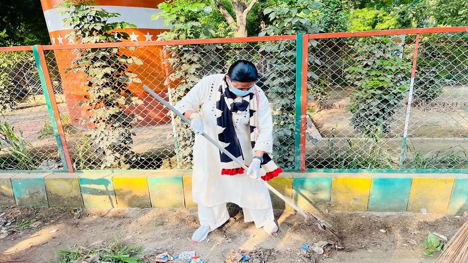 Mayor and Municipal Commissioner Pick Up Brooms for Cleanliness Drive in Agra
