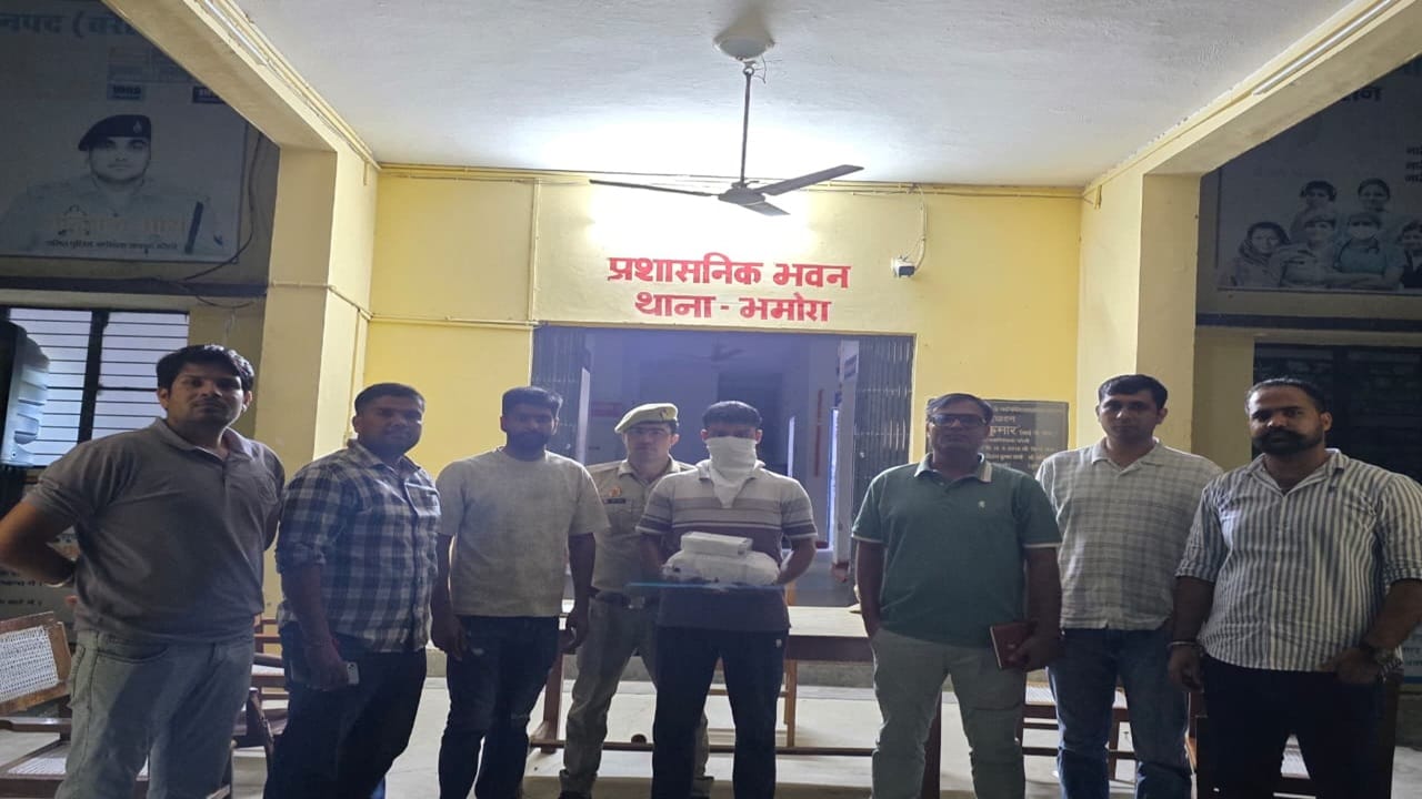 एएनटीएफ टीम की गिरफ्त में आरोपी (चेहरे पर रूमाल बांधे)