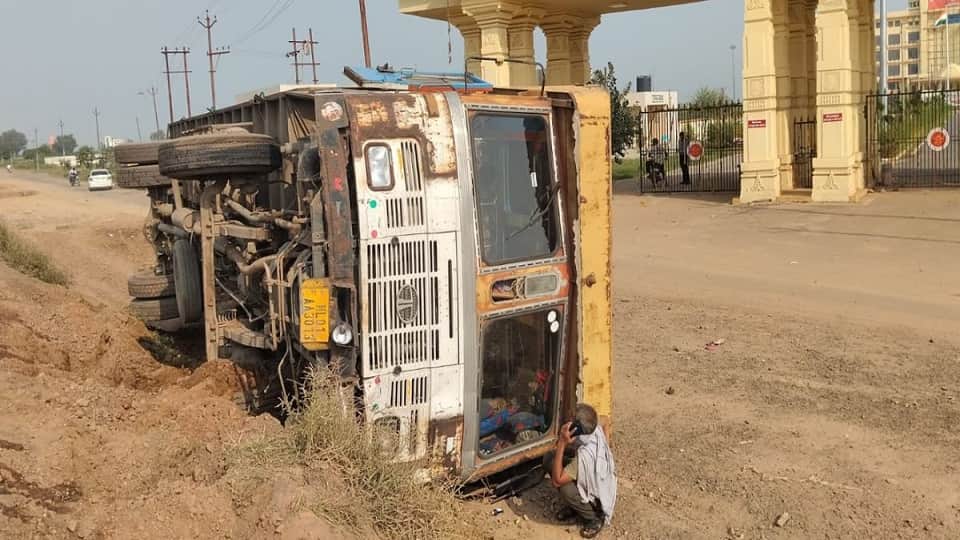 Aligarh Palwal Road Beer Truck Overturns