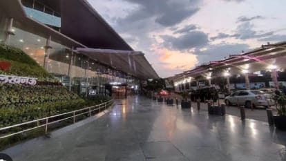 अमौसी एयरपोर्ट।