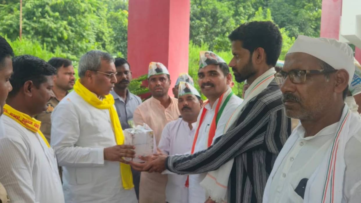 UP: Congress hands over ritual offerings to BJP government minister Rajbhar in protest against UPI charges.