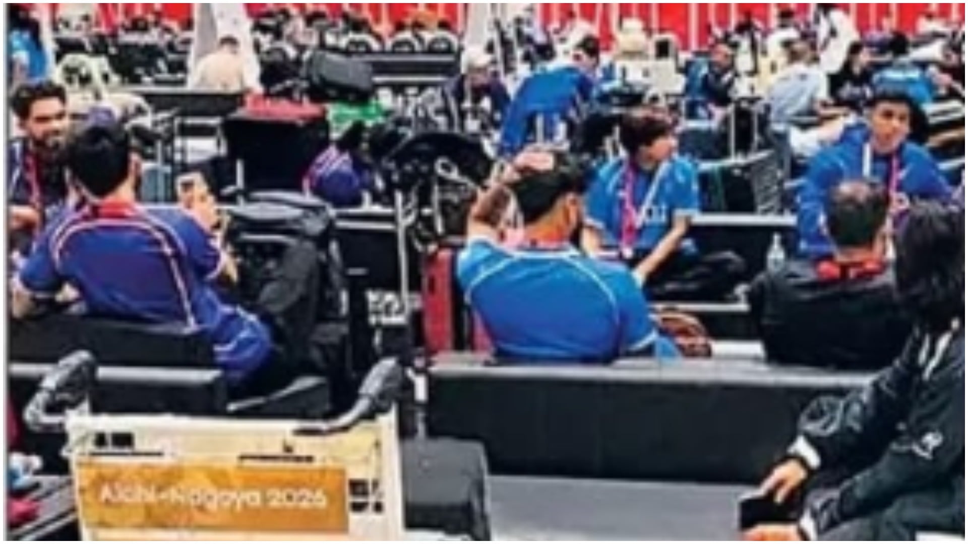 एयरपोर्ट पर इंतजार करते खिलाड़ी