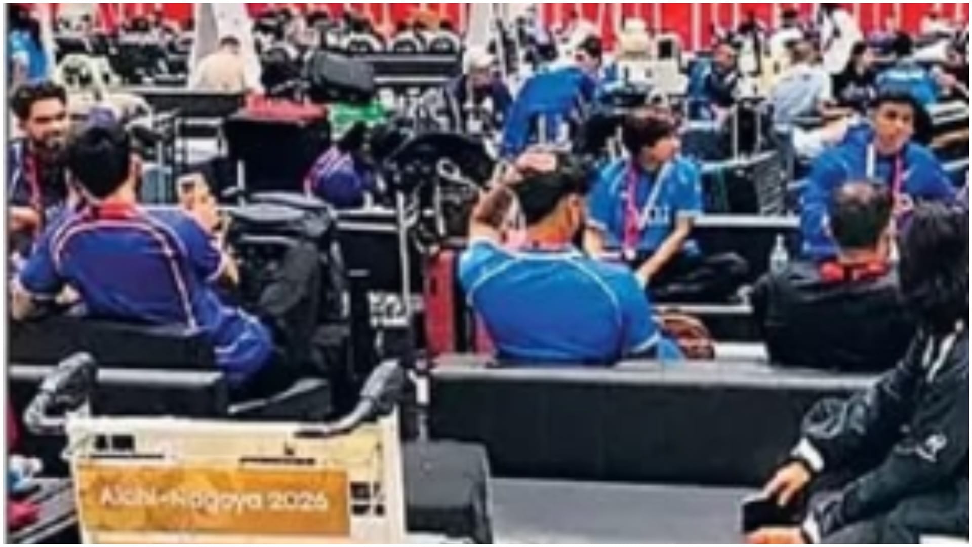 एयरपोर्ट पर इंतजार करते खिलाड़ी