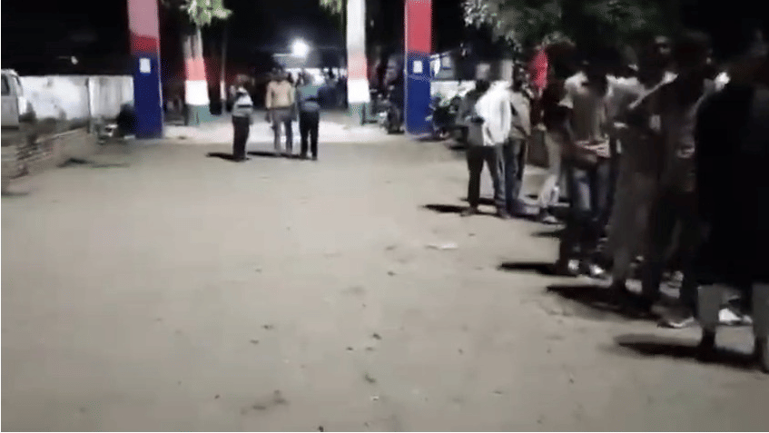 ग्रामीण कोतवाली के बाहर जुट गए