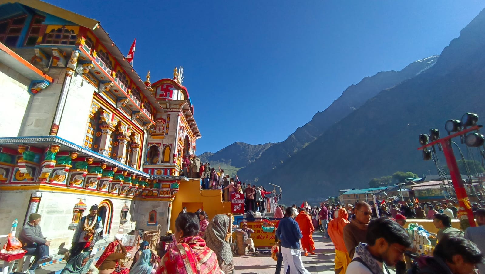 Uttarakhand Snowfall Badrinath and Hemkund Peaks Covered in White Snow Watch Photos Weather News