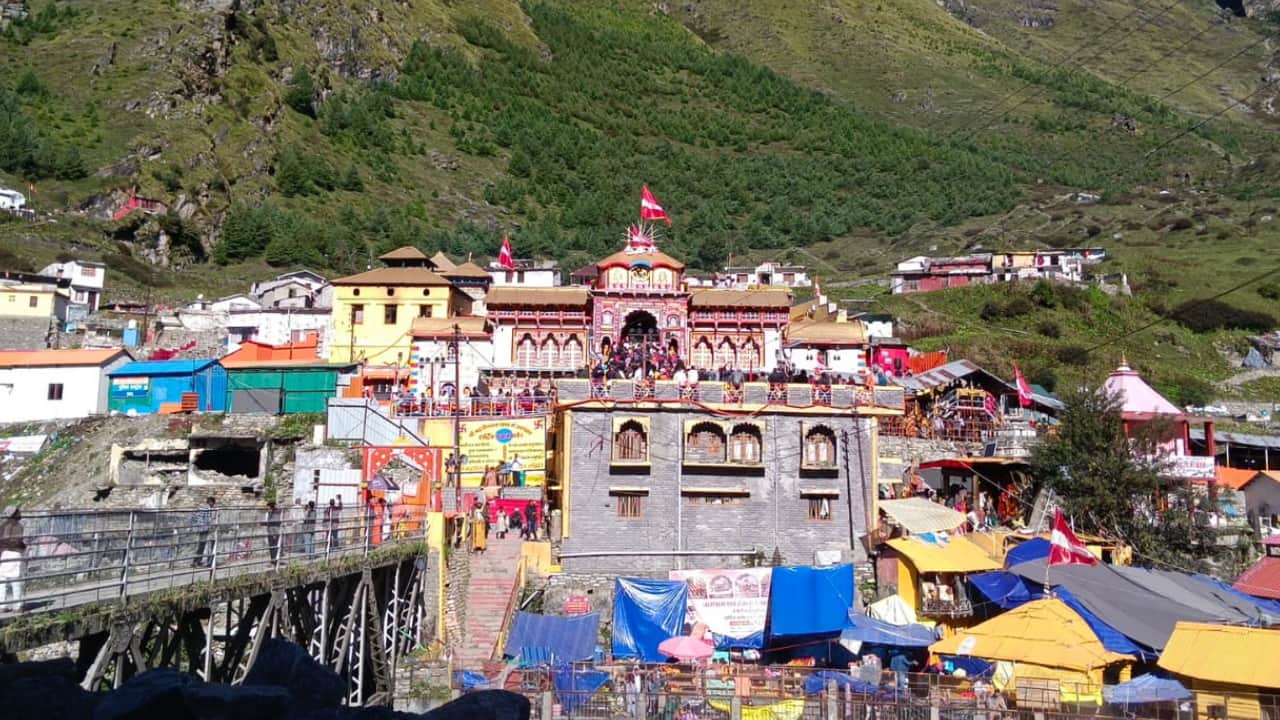 Uttarakhand Snowfall Badrinath and Hemkund Peaks Covered in White Snow Watch Photos Weather News
