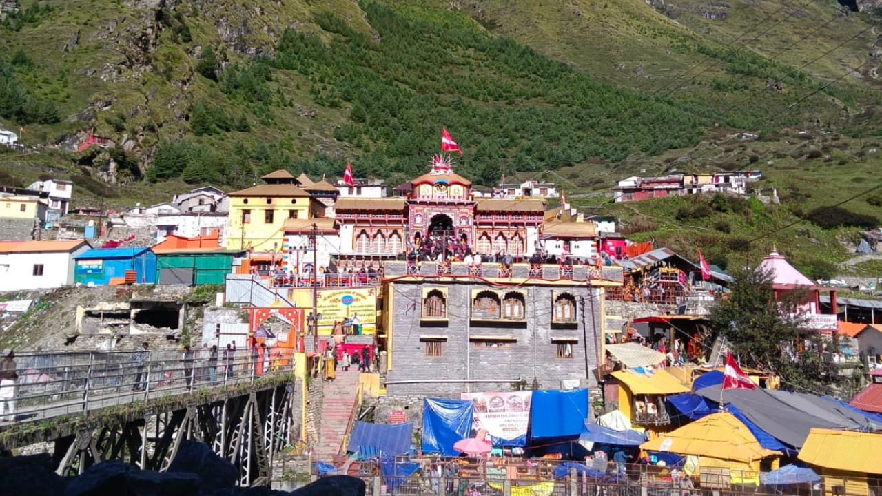 Uttarakhand Snowfall Badrinath and Hemkund Peaks Covered in White Snow Watch Photos Weather News