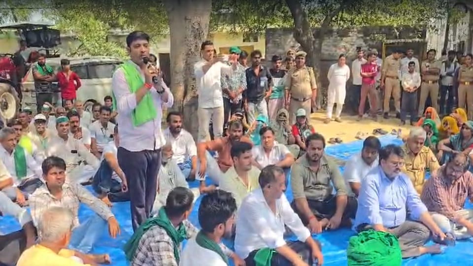 BKU lays siege to XEN office over electricity issues issues this ultimatum in Bulandshahr