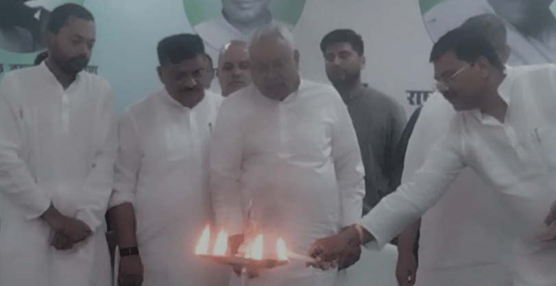 दीप जलाकर बैठक का शुभारंभ करते नीतीश कुमार के साथ अन्य नेता।