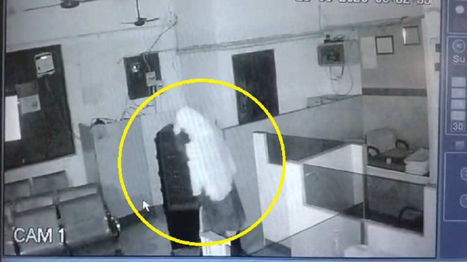 UP: Burglary at a rural bank in Bijnor; thief entered wrapped in a blanket and broke the strong room lock