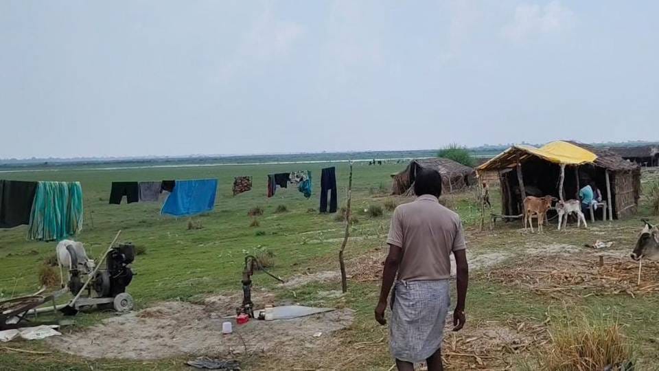 बाढ़ बहा ले गई आशियाना, छप्पर बना सहारा