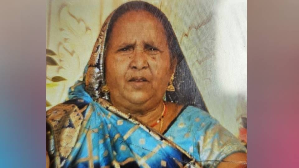 elderly woman was murdered by having her throat slit with knife in Lucknow