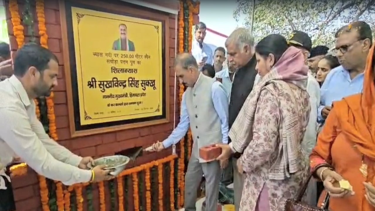 सीएम सुक्खू ने नादौन में डबल लेन पुल का किया शिलान्यास।