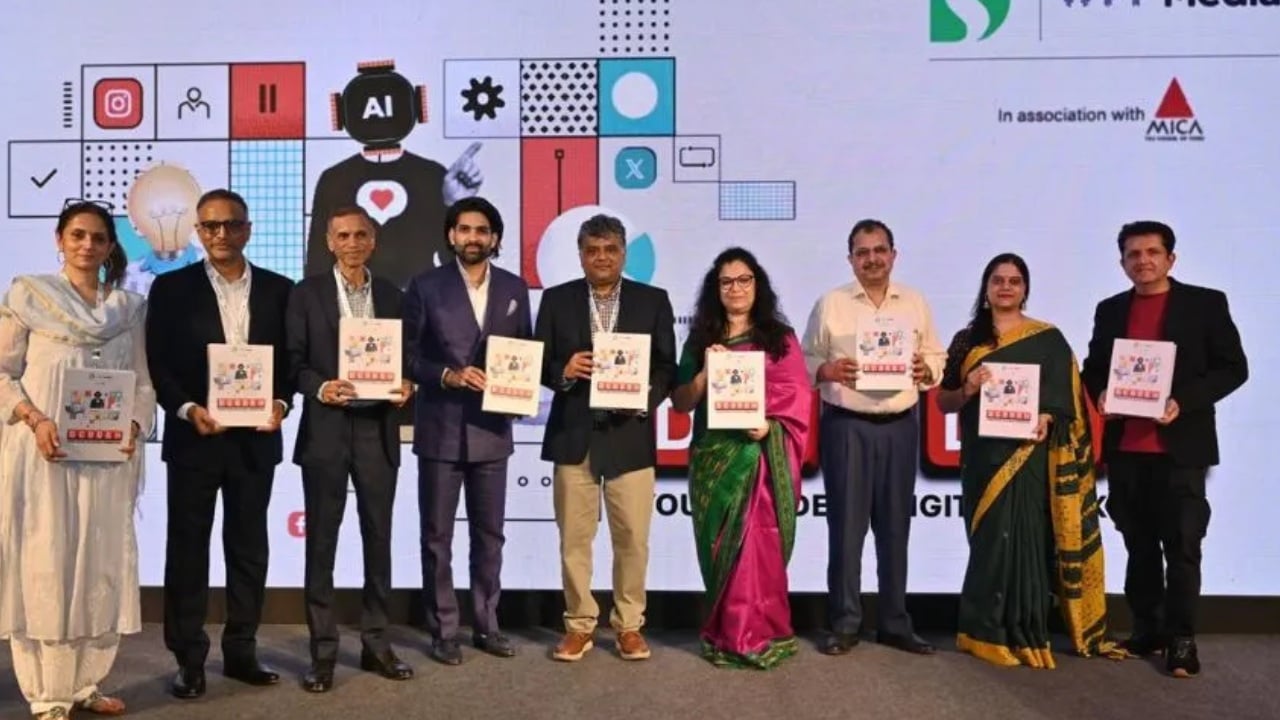 कार्यक्रम के दौरान मौजूद लोग।