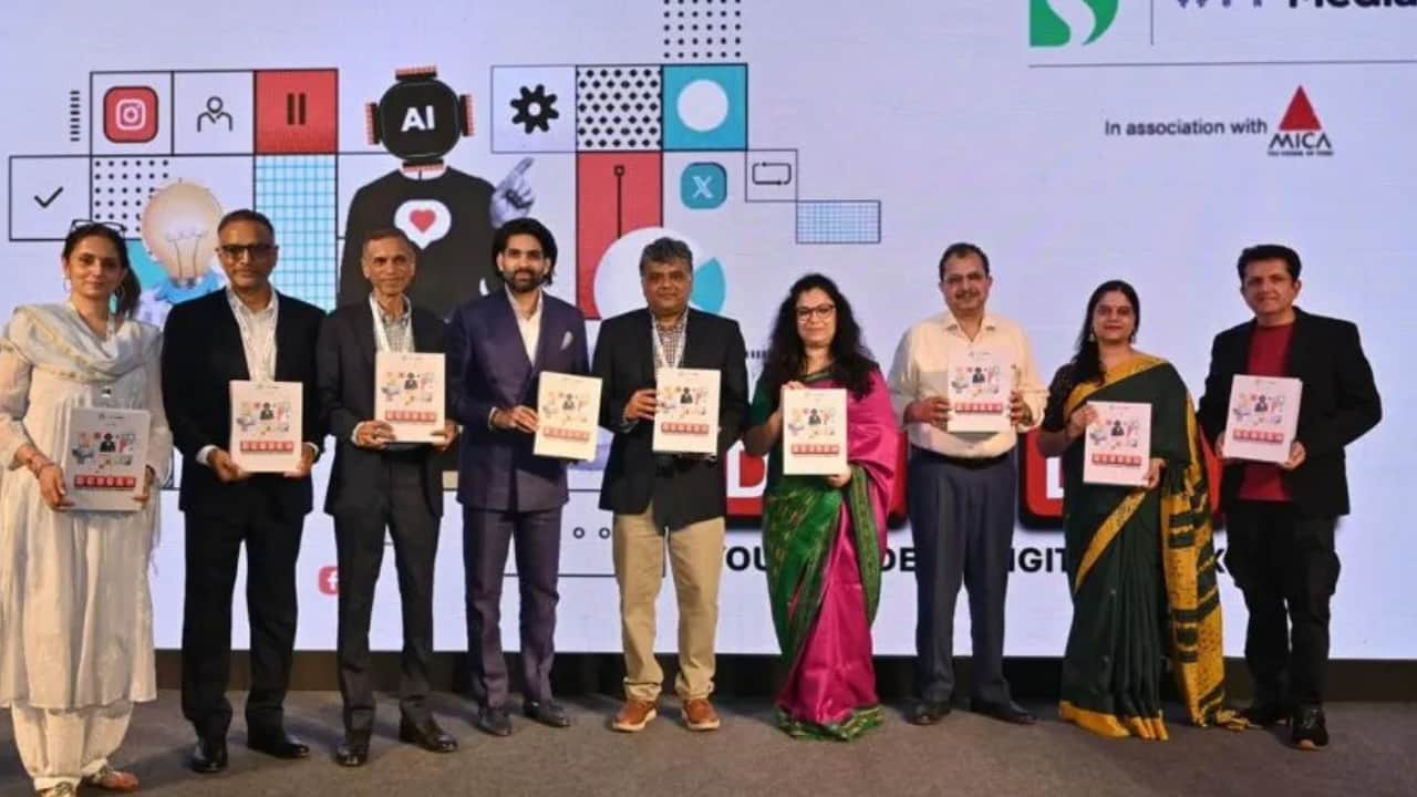 कार्यक्रम के दौरान मौजूद लोग।