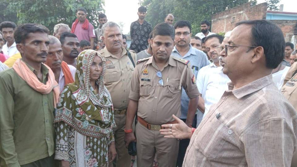 ग्रामीणों ने नायब तहसीलदार को डेढ़ घंटे बनाया बंधक